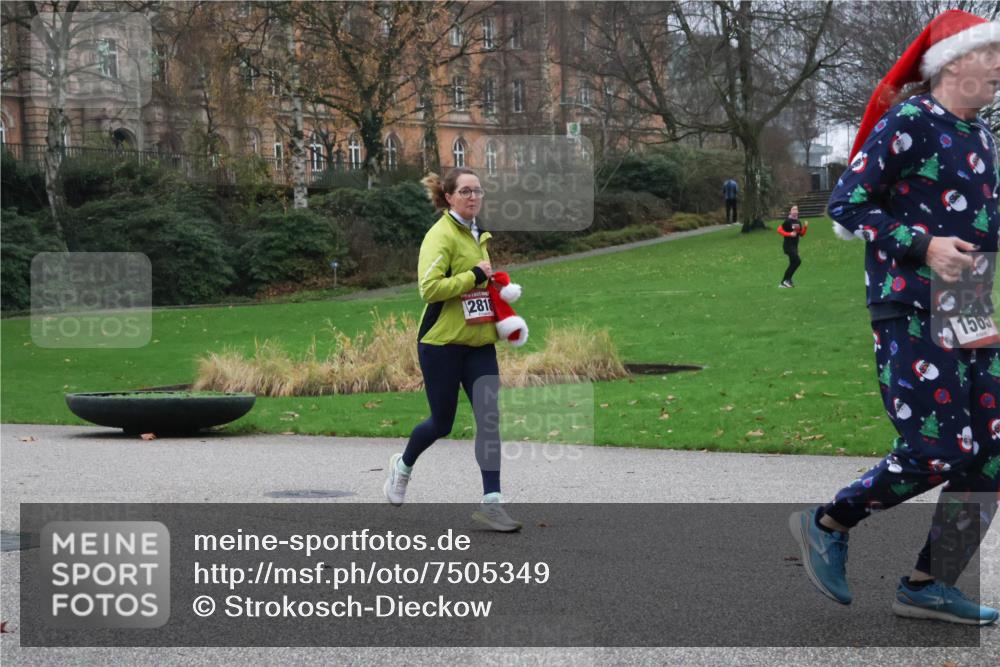08.12.2024 - St. Pauli X-Mass-Run No. 14 Strokosch-Dieckow http://msf.ph/oto/7505349 08.12.2024 09:40:03 Laufen 2818, 1503 meine-sportfotos.de