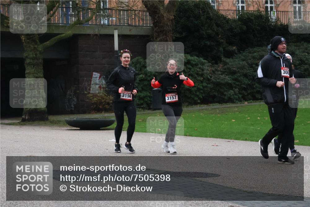 08.12.2024 - St. Pauli X-Mass-Run No. 14 Strokosch-Dieckow http://msf.ph/oto/7505398 08.12.2024 09:40:10 Laufen 3156, 3157, 306 meine-sportfotos.de