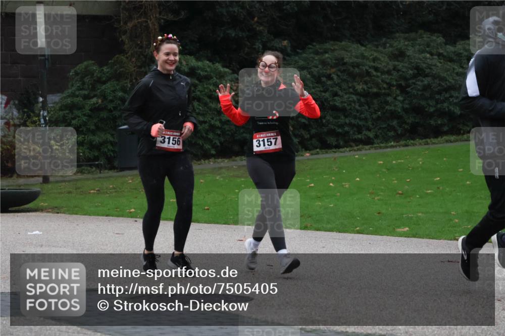 08.12.2024 - St. Pauli X-Mass-Run No. 14 Strokosch-Dieckow http://msf.ph/oto/7505405 08.12.2024 09:40:10 Laufen 3156, 14, 3157 meine-sportfotos.de
