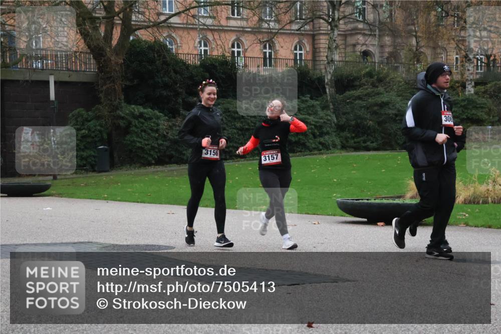 08.12.2024 - St. Pauli X-Mass-Run No. 14 Strokosch-Dieckow http://msf.ph/oto/7505413 08.12.2024 09:40:11 Laufen 3156, 3157, 306 meine-sportfotos.de