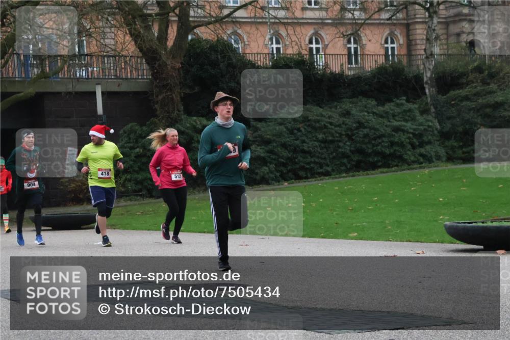 08.12.2024 - St. Pauli X-Mass-Run No. 14 Strokosch-Dieckow http://msf.ph/oto/7505434 08.12.2024 09:40:16 Laufen 418, 904, 512 meine-sportfotos.de