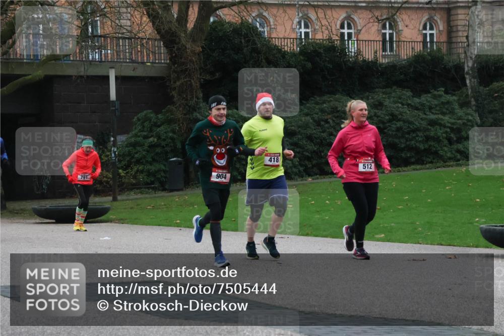 08.12.2024 - St. Pauli X-Mass-Run No. 14 Strokosch-Dieckow http://msf.ph/oto/7505444 08.12.2024 09:40:17 Laufen 904, 791, 418, 512 meine-sportfotos.de