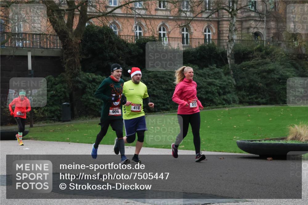 08.12.2024 - St. Pauli X-Mass-Run No. 14 Strokosch-Dieckow http://msf.ph/oto/7505447 08.12.2024 09:40:18 Laufen 791, 904, 418, 512 meine-sportfotos.de