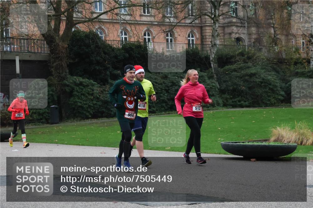 08.12.2024 - St. Pauli X-Mass-Run No. 14 Strokosch-Dieckow http://msf.ph/oto/7505449 08.12.2024 09:40:18 Laufen 791, 904, 418, 512 meine-sportfotos.de