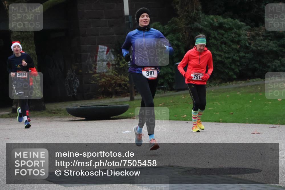 08.12.2024 - St. Pauli X-Mass-Run No. 14 Strokosch-Dieckow http://msf.ph/oto/7505458 08.12.2024 09:40:19 Laufen 2984, 391, 791 meine-sportfotos.de