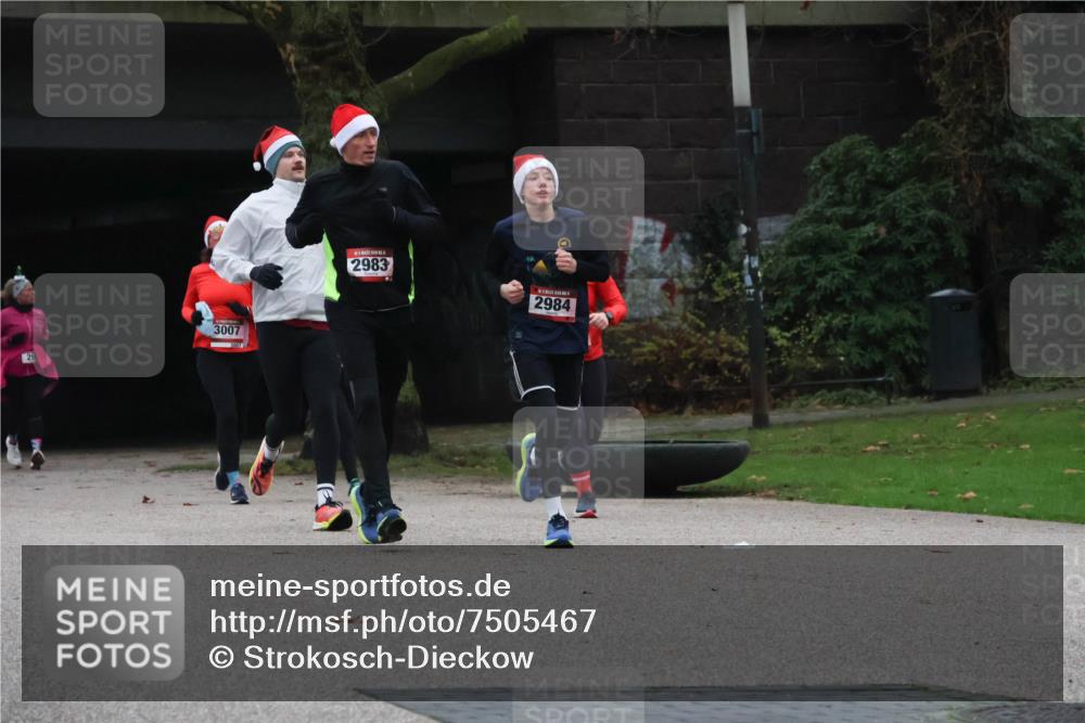 08.12.2024 - St. Pauli X-Mass-Run No. 14 Strokosch-Dieckow http://msf.ph/oto/7505467 08.12.2024 09:40:21 Laufen 3007, 2983, 2984 meine-sportfotos.de