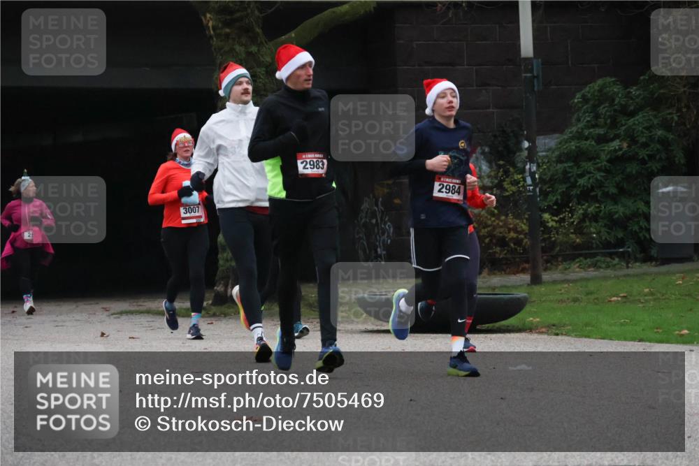 08.12.2024 - St. Pauli X-Mass-Run No. 14 Strokosch-Dieckow http://msf.ph/oto/7505469 08.12.2024 09:40:21 Laufen 3007, 29, 2983, 2984 meine-sportfotos.de
