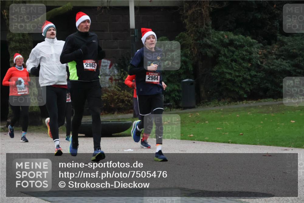 08.12.2024 - St. Pauli X-Mass-Run No. 14 Strokosch-Dieckow http://msf.ph/oto/7505476 08.12.2024 09:40:22 Laufen 3007, 08, 2983, 2984 meine-sportfotos.de