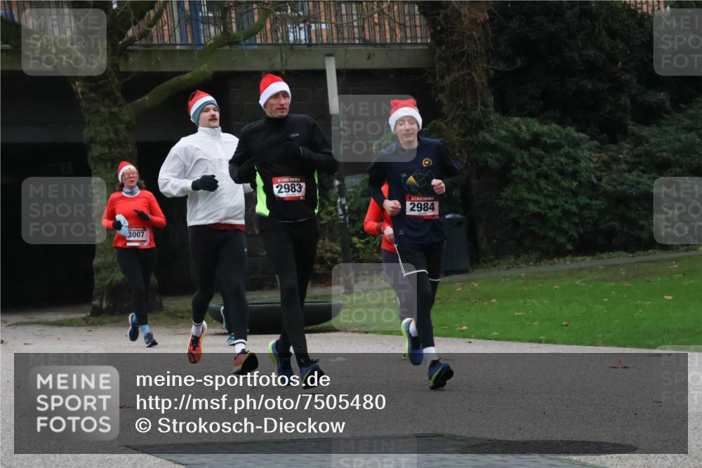 08.12.2024 - St. Pauli X-Mass-Run No. 14 Strokosch-Dieckow http://msf.ph/oto/7505480 08.12.2024 09:40:22 Laufen 3007, 2983, 2984 meine-sportfotos.de