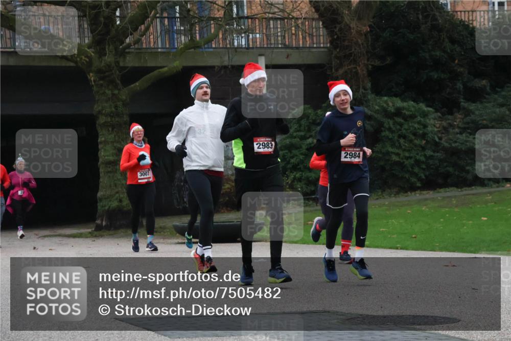 08.12.2024 - St. Pauli X-Mass-Run No. 14 Strokosch-Dieckow http://msf.ph/oto/7505482 08.12.2024 09:40:22 Laufen 3007, 32, 2983, 2984 meine-sportfotos.de