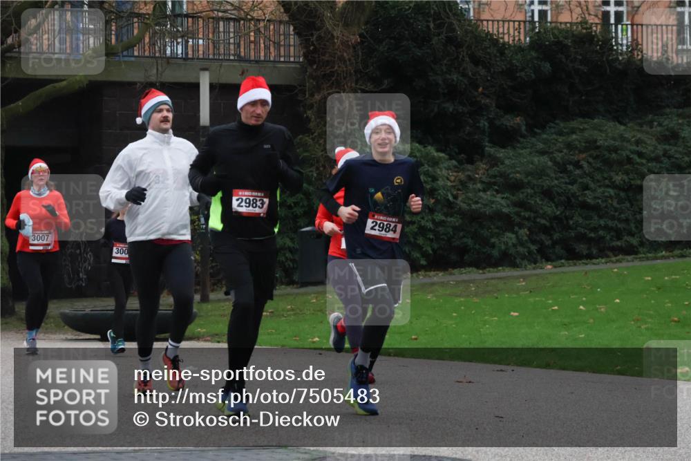 08.12.2024 - St. Pauli X-Mass-Run No. 14 Strokosch-Dieckow http://msf.ph/oto/7505483 08.12.2024 09:40:23 Laufen 3007, 300, 2983, 2984 meine-sportfotos.de