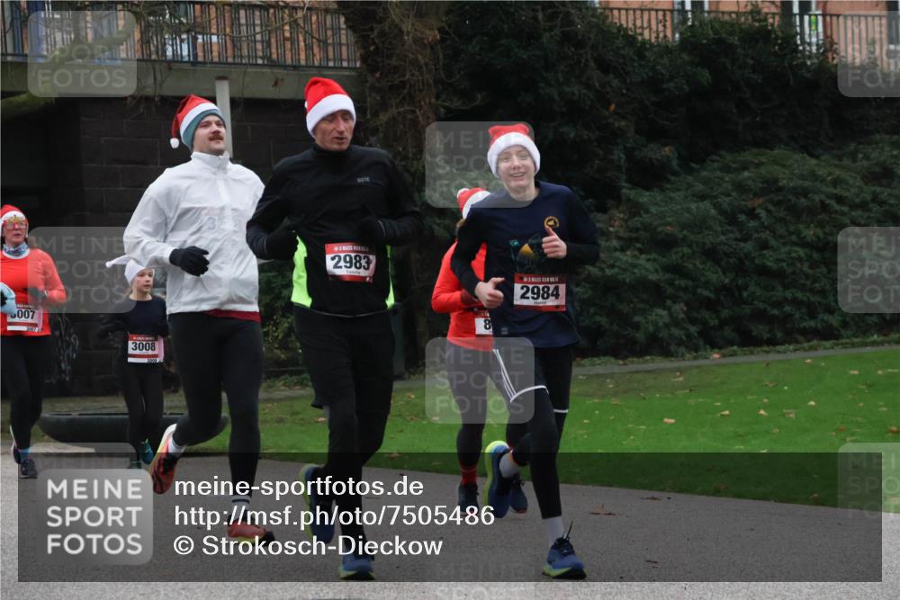 08.12.2024 - St. Pauli X-Mass-Run No. 14 Strokosch-Dieckow http://msf.ph/oto/7505486 08.12.2024 09:40:23 Laufen 007, 3008, 2983, 8, 14, 2984 meine-sportfotos.de