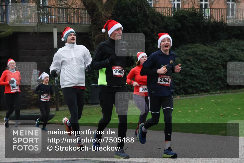 08.12.2024 - St. Pauli X-Mass-Run No. 14 Strokosch-Dieckow http://msf.ph/oto/7505488 08.12.2024 09:40:23 Laufen 3007, 3008, 2983, 802, 2984 meine-sportfotos.de