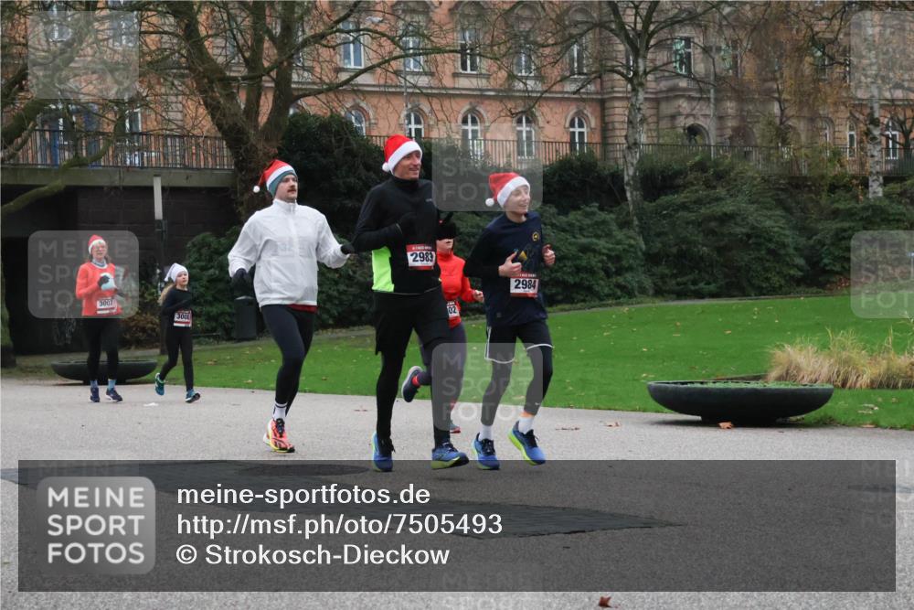 08.12.2024 - St. Pauli X-Mass-Run No. 14 Strokosch-Dieckow http://msf.ph/oto/7505493 08.12.2024 09:40:24 Laufen 3007, 3008, 32, 2983, 102, 2984 meine-sportfotos.de
