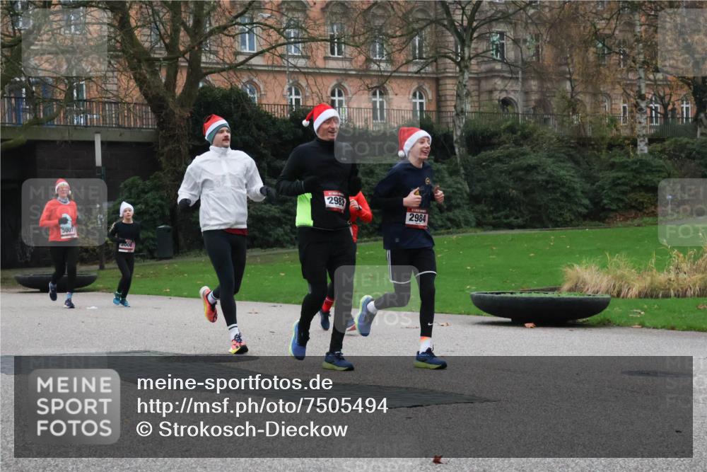 08.12.2024 - St. Pauli X-Mass-Run No. 14 Strokosch-Dieckow http://msf.ph/oto/7505494 08.12.2024 09:40:24 Laufen 3007, 3008, 2983, 2984 meine-sportfotos.de