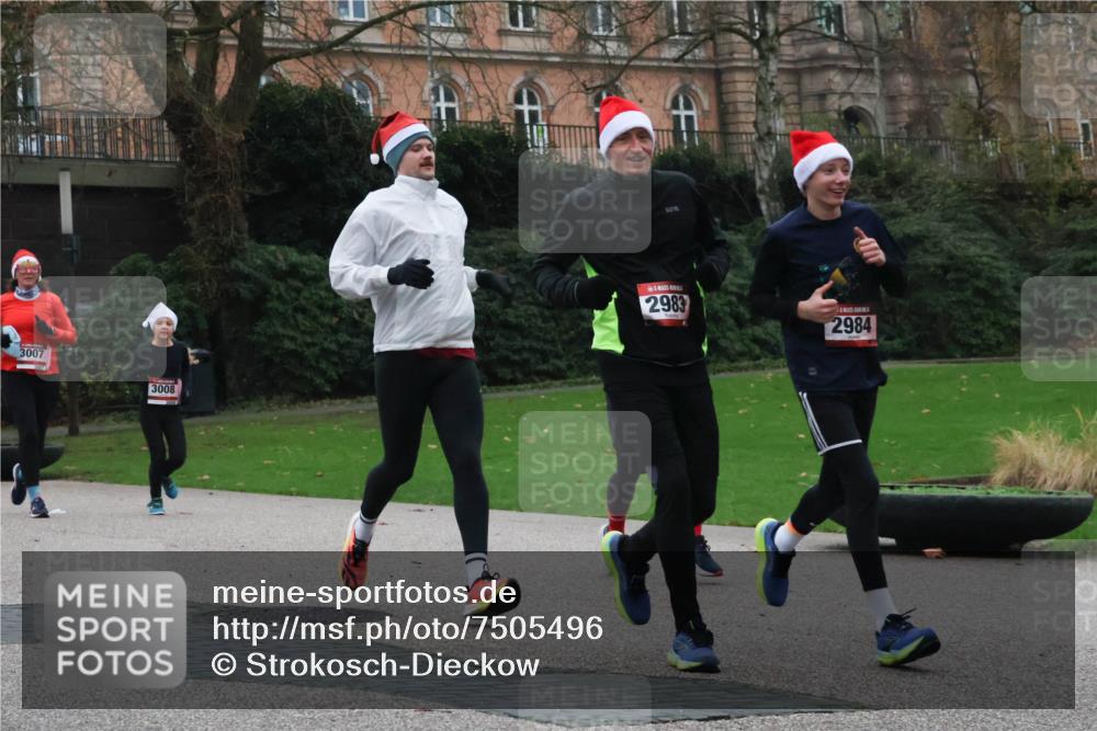 08.12.2024 - St. Pauli X-Mass-Run No. 14 Strokosch-Dieckow http://msf.ph/oto/7505496 08.12.2024 09:40:24 Laufen 3007, 3008, 2983, 2984 meine-sportfotos.de