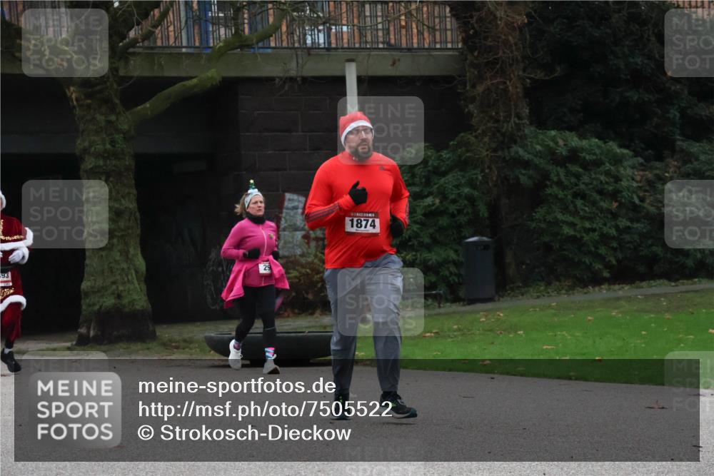 08.12.2024 - St. Pauli X-Mass-Run No. 14 Strokosch-Dieckow http://msf.ph/oto/7505522 08.12.2024 09:40:27 Laufen 65, 29, 1874 meine-sportfotos.de