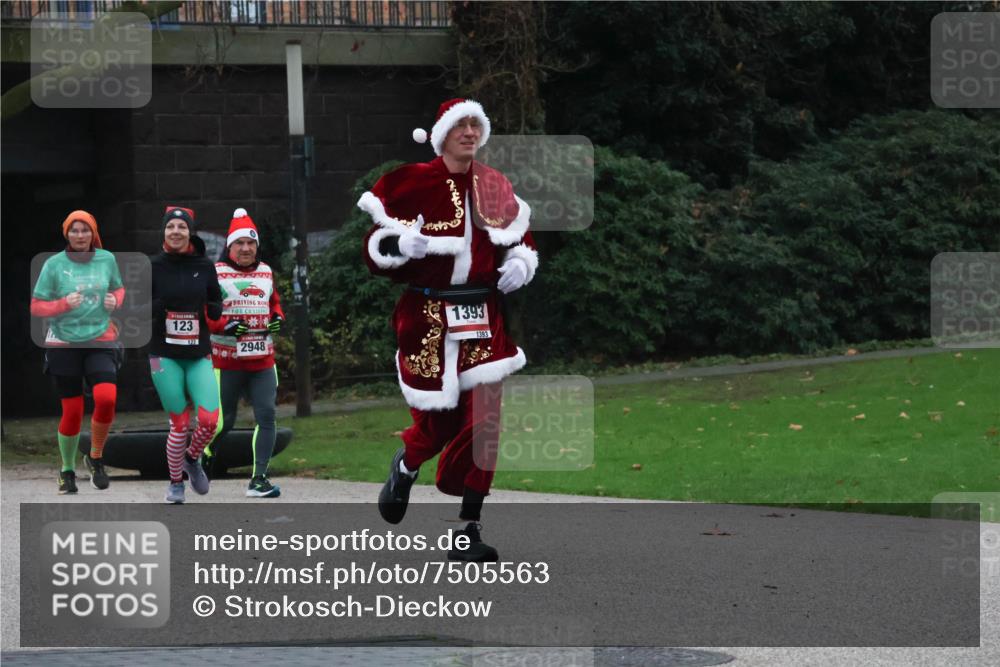 08.12.2024 - St. Pauli X-Mass-Run No. 14 Strokosch-Dieckow http://msf.ph/oto/7505563 08.12.2024 09:40:32 Laufen 123, 123, 2948, 1393, 1393 meine-sportfotos.de