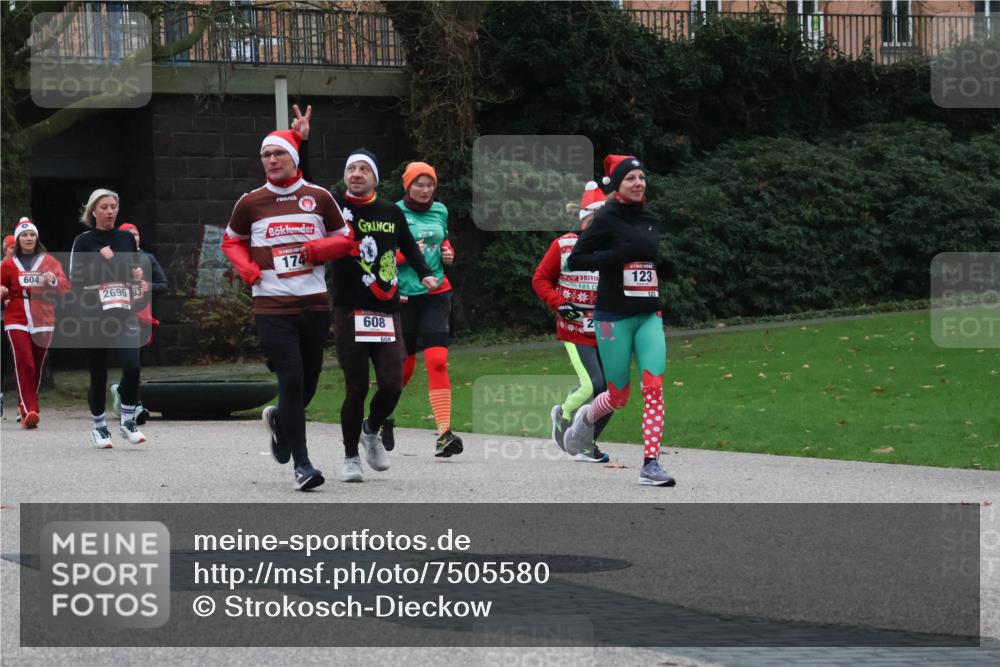 08.12.2024 - St. Pauli X-Mass-Run No. 14 Strokosch-Dieckow http://msf.ph/oto/7505580 08.12.2024 09:40:34 Laufen 604, 2696, 93, 174, 608, 608, 123, 123 meine-sportfotos.de