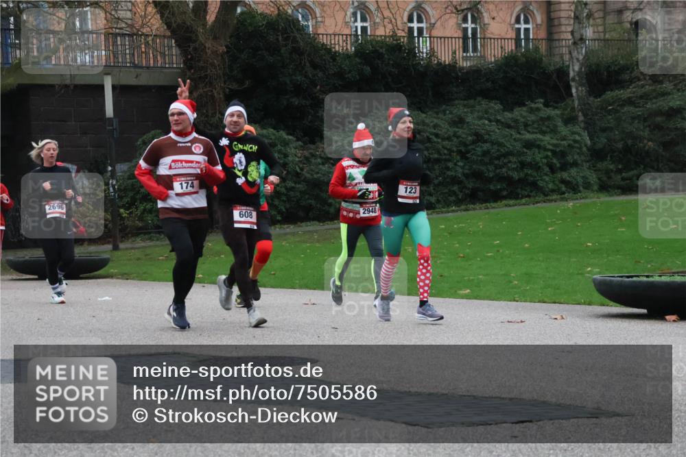 08.12.2024 - St. Pauli X-Mass-Run No. 14 Strokosch-Dieckow http://msf.ph/oto/7505586 08.12.2024 09:40:35 Laufen 2696, 174, 608, 2948, 123, 123 meine-sportfotos.de