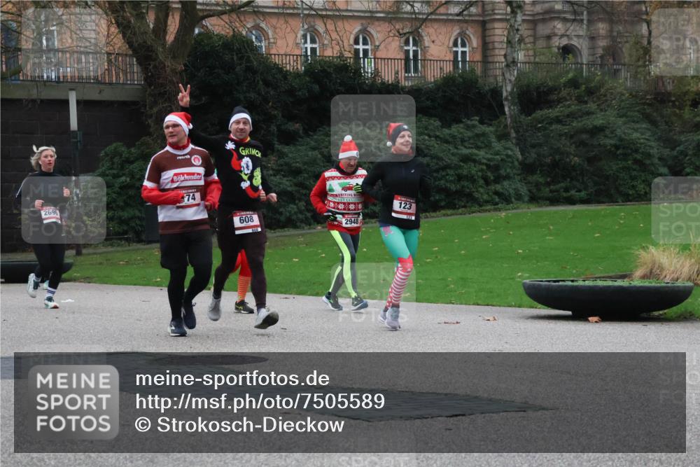 08.12.2024 - St. Pauli X-Mass-Run No. 14 Strokosch-Dieckow http://msf.ph/oto/7505589 08.12.2024 09:40:35 Laufen 2696, 74, 608, 2948, 123, 123 meine-sportfotos.de