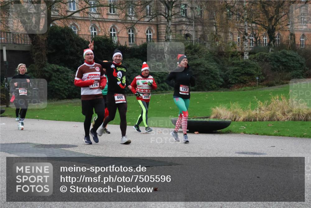 08.12.2024 - St. Pauli X-Mass-Run No. 14 Strokosch-Dieckow http://msf.ph/oto/7505596 08.12.2024 09:40:36 Laufen 2696, 74, 123, 608, 2948 meine-sportfotos.de