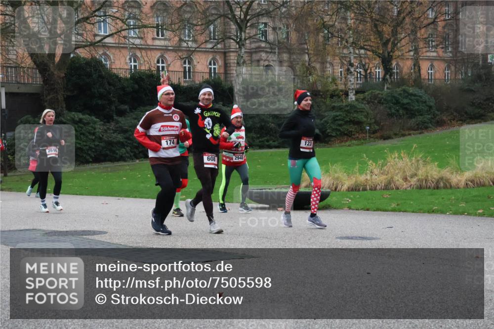 08.12.2024 - St. Pauli X-Mass-Run No. 14 Strokosch-Dieckow http://msf.ph/oto/7505598 08.12.2024 09:40:36 Laufen 2696, 174, 608, 2948, 123 meine-sportfotos.de