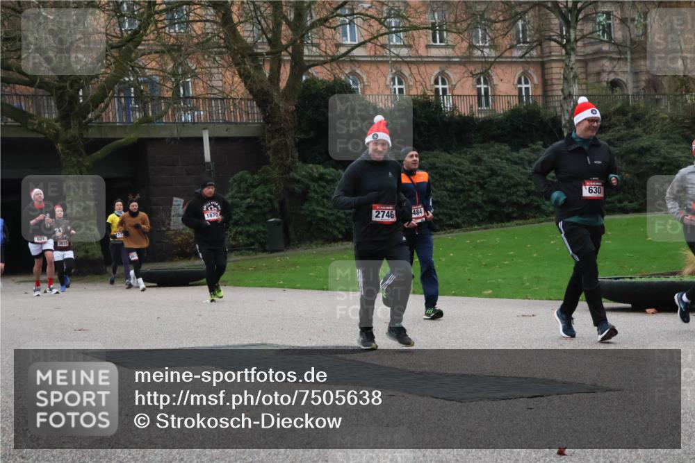 08.12.2024 - St. Pauli X-Mass-Run No. 14 Strokosch-Dieckow http://msf.ph/oto/7505638 08.12.2024 09:40:41 Laufen 624, 3033, 1870, 2746, 484, 630 meine-sportfotos.de