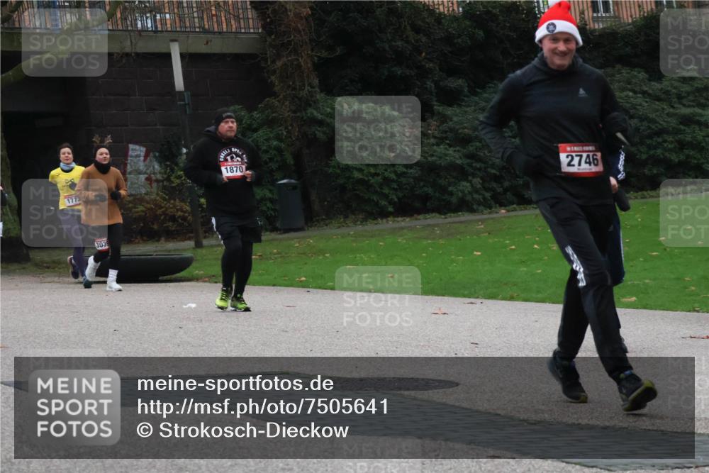 08.12.2024 - St. Pauli X-Mass-Run No. 14 Strokosch-Dieckow http://msf.ph/oto/7505641 08.12.2024 09:40:41 Laufen 1773, 3039, 1870, 2746 meine-sportfotos.de