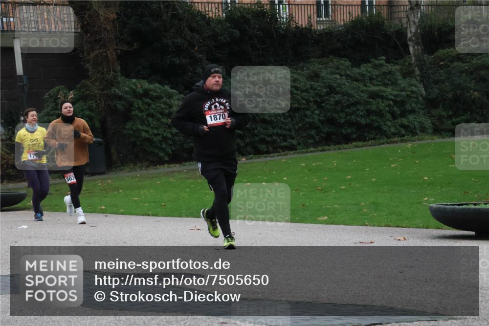 08.12.2024 - St. Pauli X-Mass-Run No. 14 Strokosch-Dieckow http://msf.ph/oto/7505650 08.12.2024 09:40:43 Laufen 17, 303 meine-sportfotos.de
