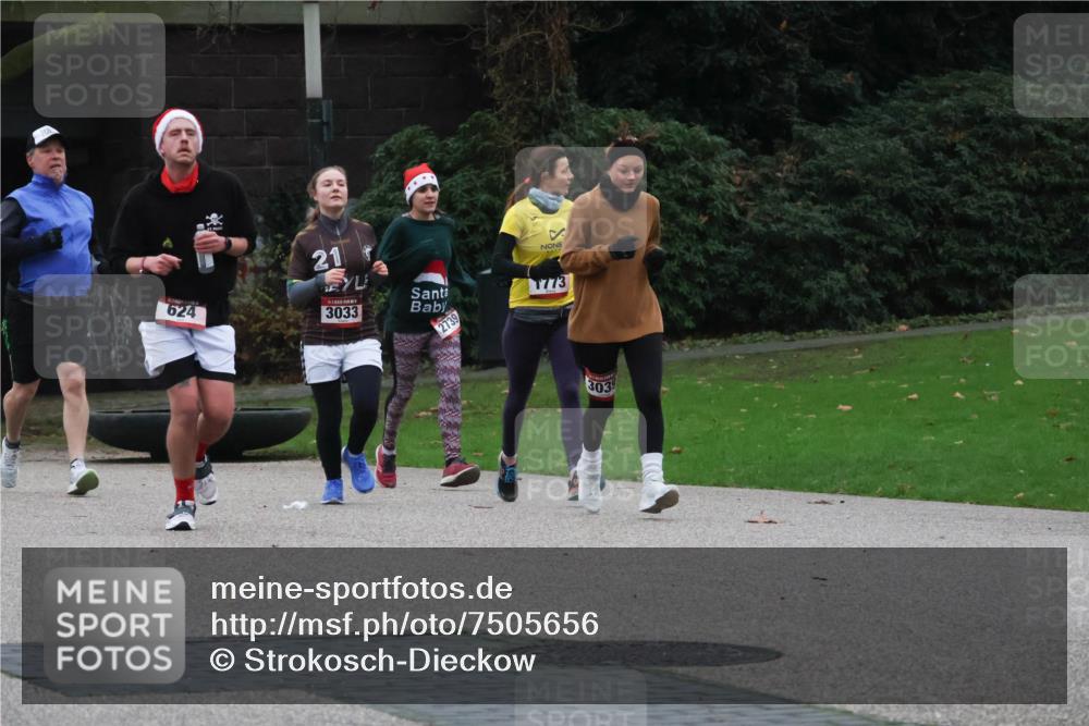 08.12.2024 - St. Pauli X-Mass-Run No. 14 Strokosch-Dieckow http://msf.ph/oto/7505656 08.12.2024 09:40:44 Laufen 21, 624, 3033, 2739, 1773, 303 meine-sportfotos.de