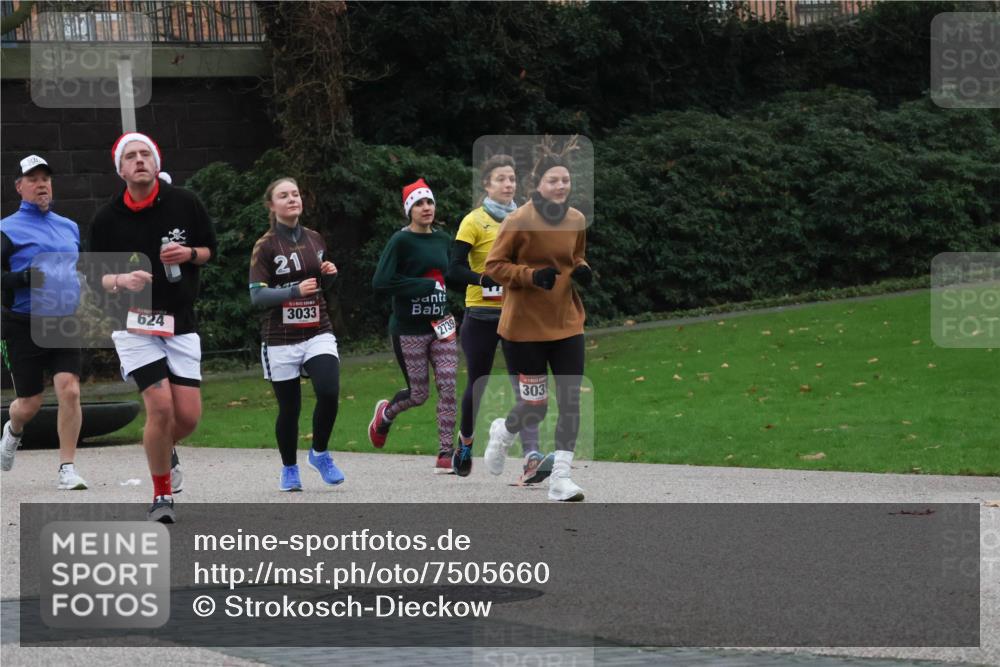 08.12.2024 - St. Pauli X-Mass-Run No. 14 Strokosch-Dieckow http://msf.ph/oto/7505660 08.12.2024 09:40:45 Laufen 21, 3033, 624, 2739, 303 meine-sportfotos.de