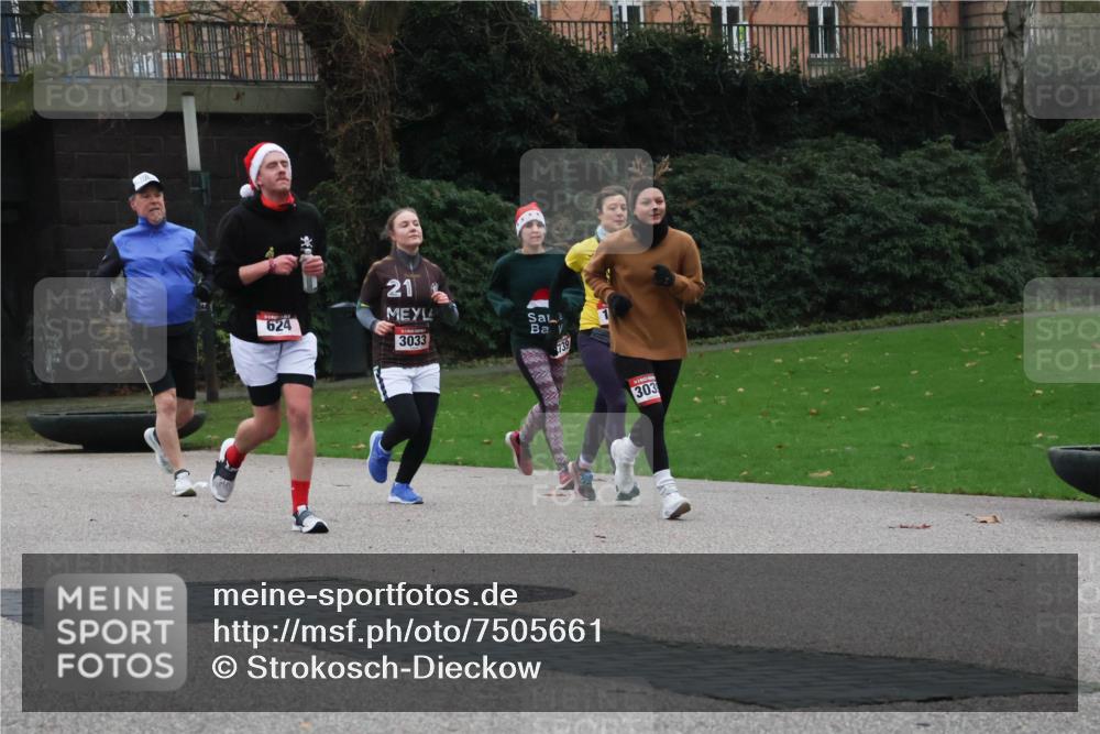 08.12.2024 - St. Pauli X-Mass-Run No. 14 Strokosch-Dieckow http://msf.ph/oto/7505661 08.12.2024 09:40:45 Laufen 624, 21, 3033, 303 meine-sportfotos.de