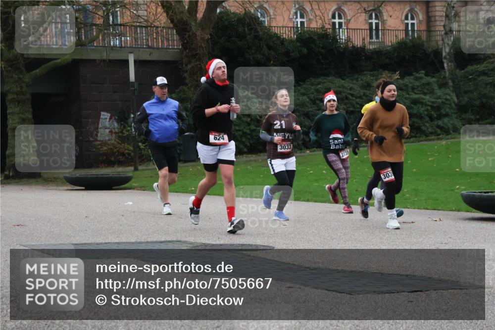 08.12.2024 - St. Pauli X-Mass-Run No. 14 Strokosch-Dieckow http://msf.ph/oto/7505667 08.12.2024 09:40:46 Laufen 624, 21, 3033, 2739, 303 meine-sportfotos.de
