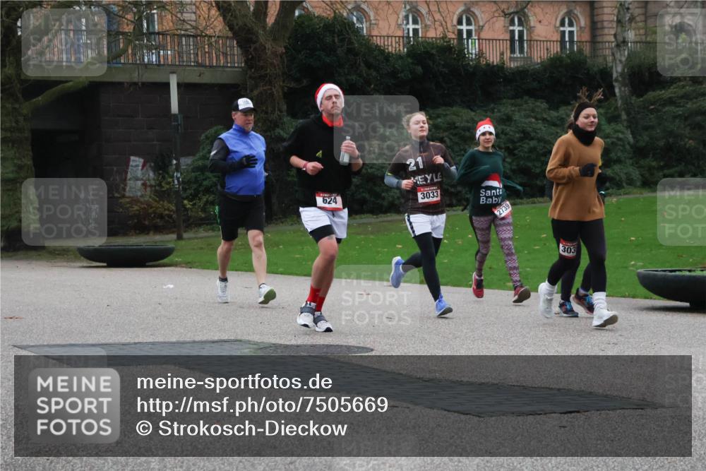 08.12.2024 - St. Pauli X-Mass-Run No. 14 Strokosch-Dieckow http://msf.ph/oto/7505669 08.12.2024 09:40:46 Laufen 624, 21, 3033, 2739, 303 meine-sportfotos.de