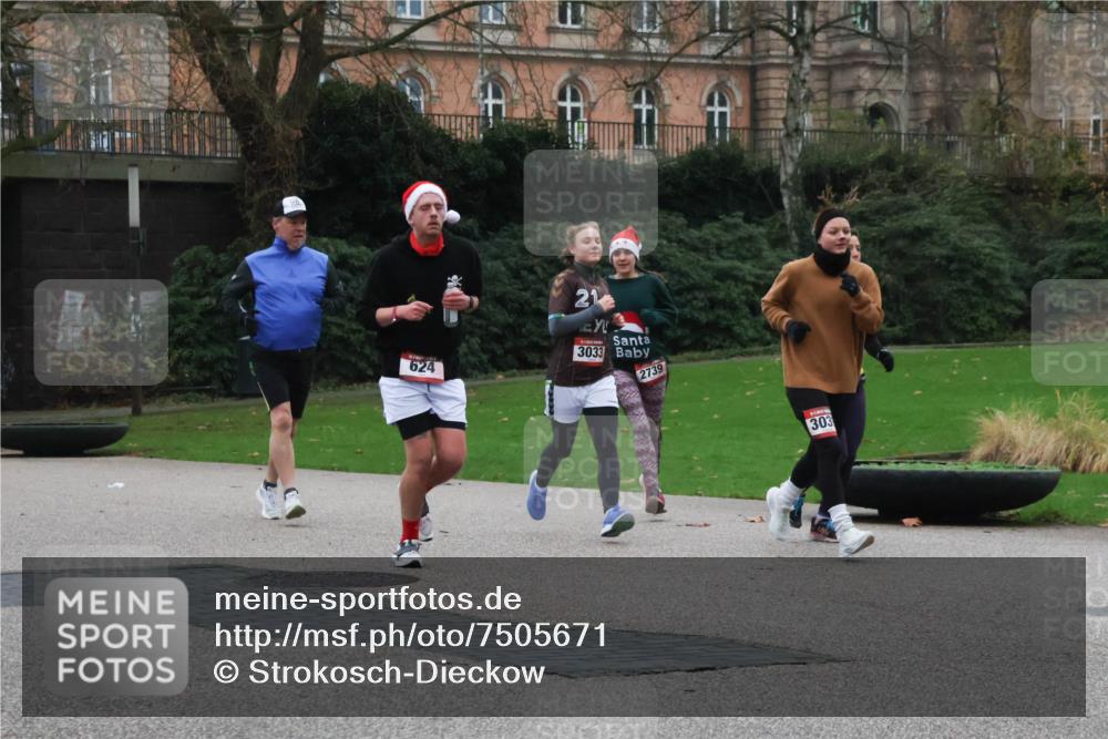 08.12.2024 - St. Pauli X-Mass-Run No. 14 Strokosch-Dieckow http://msf.ph/oto/7505671 08.12.2024 09:40:46 Laufen 21, 624, 3033, 2739, 303 meine-sportfotos.de