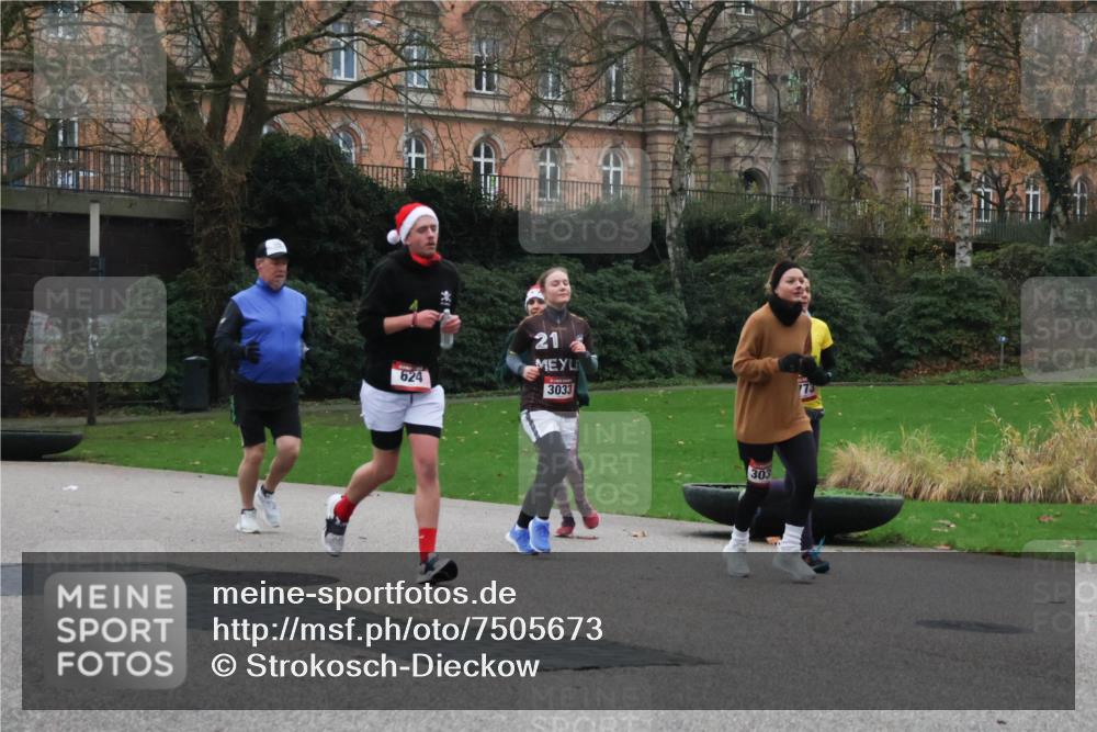 08.12.2024 - St. Pauli X-Mass-Run No. 14 Strokosch-Dieckow http://msf.ph/oto/7505673 08.12.2024 09:40:47 Laufen 624, 21, 3033, 303 meine-sportfotos.de
