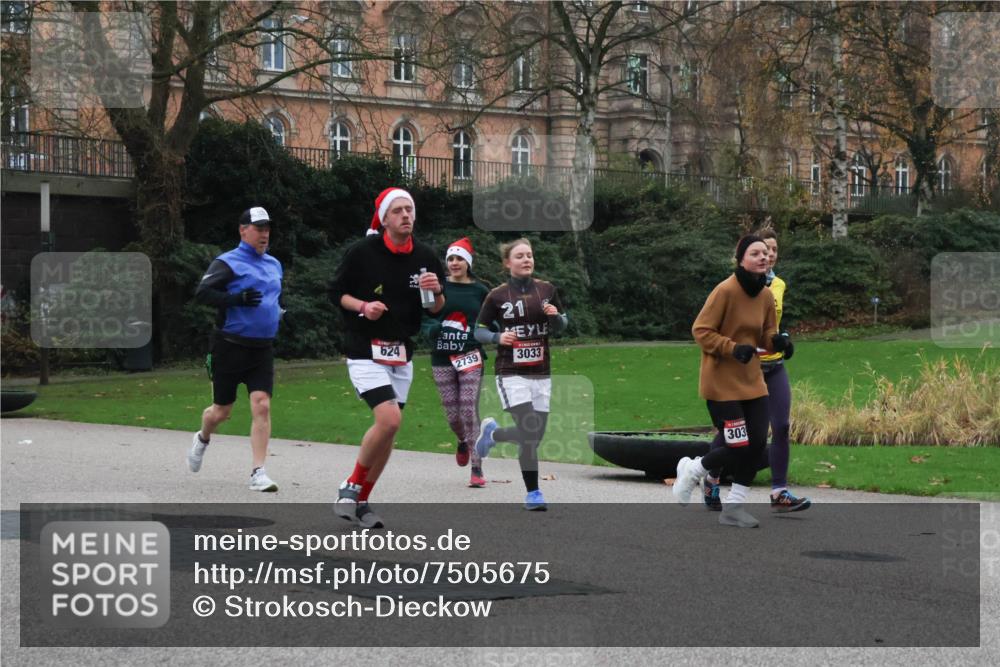 08.12.2024 - St. Pauli X-Mass-Run No. 14 Strokosch-Dieckow http://msf.ph/oto/7505675 08.12.2024 09:40:47 Laufen 21, 624, 2739, 3033, 303 meine-sportfotos.de