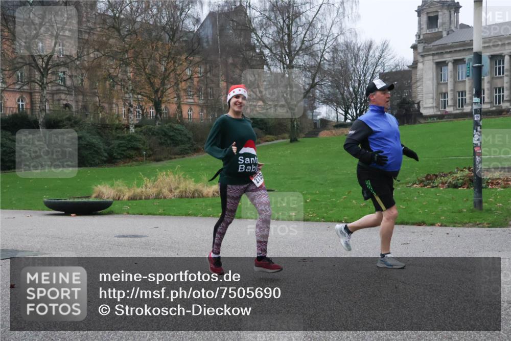 08.12.2024 - St. Pauli X-Mass-Run No. 14 Strokosch-Dieckow http://msf.ph/oto/7505690 08.12.2024 09:40:50 Laufen 2739 meine-sportfotos.de