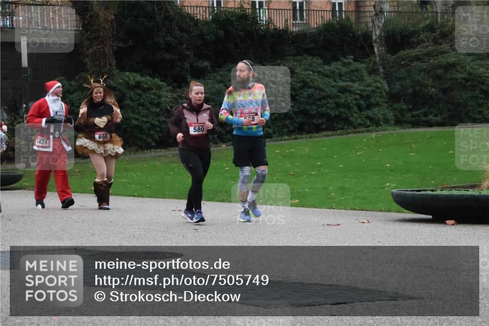 08.12.2024 - St. Pauli X-Mass-Run No. 14 Strokosch-Dieckow http://msf.ph/oto/7505749 08.12.2024 09:41:01 Laufen 698, 1424, 580, 229 meine-sportfotos.de