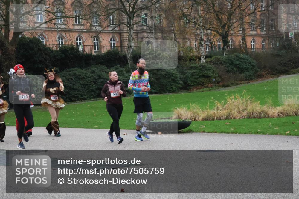 08.12.2024 - St. Pauli X-Mass-Run No. 14 Strokosch-Dieckow http://msf.ph/oto/7505759 08.12.2024 09:41:02 Laufen 713, 698, 580 meine-sportfotos.de