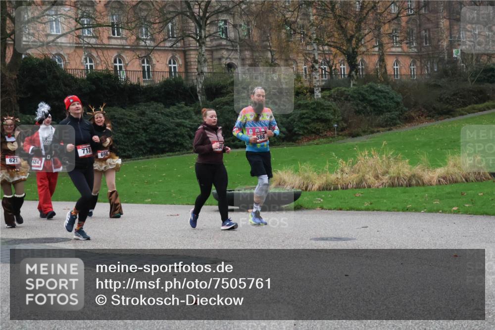 08.12.2024 - St. Pauli X-Mass-Run No. 14 Strokosch-Dieckow http://msf.ph/oto/7505761 08.12.2024 09:41:03 Laufen 621, 424, 0, 713, 698, 588 meine-sportfotos.de