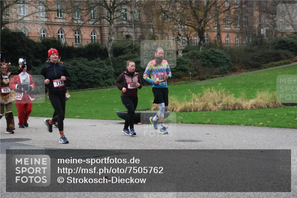 08.12.2024 - St. Pauli X-Mass-Run No. 14 Strokosch-Dieckow http://msf.ph/oto/7505762 08.12.2024 09:41:03 Laufen 621, 424, 713, 580, 588 meine-sportfotos.de