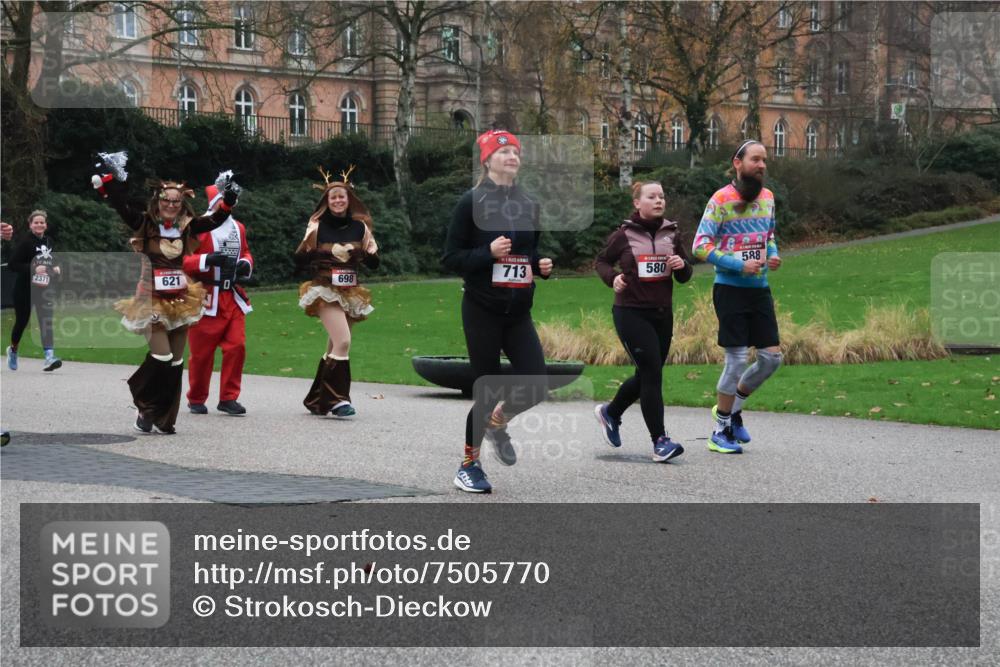08.12.2024 - St. Pauli X-Mass-Run No. 14 Strokosch-Dieckow http://msf.ph/oto/7505770 08.12.2024 09:41:04 Laufen 2371, 621, 713, 698, 588, 580 meine-sportfotos.de