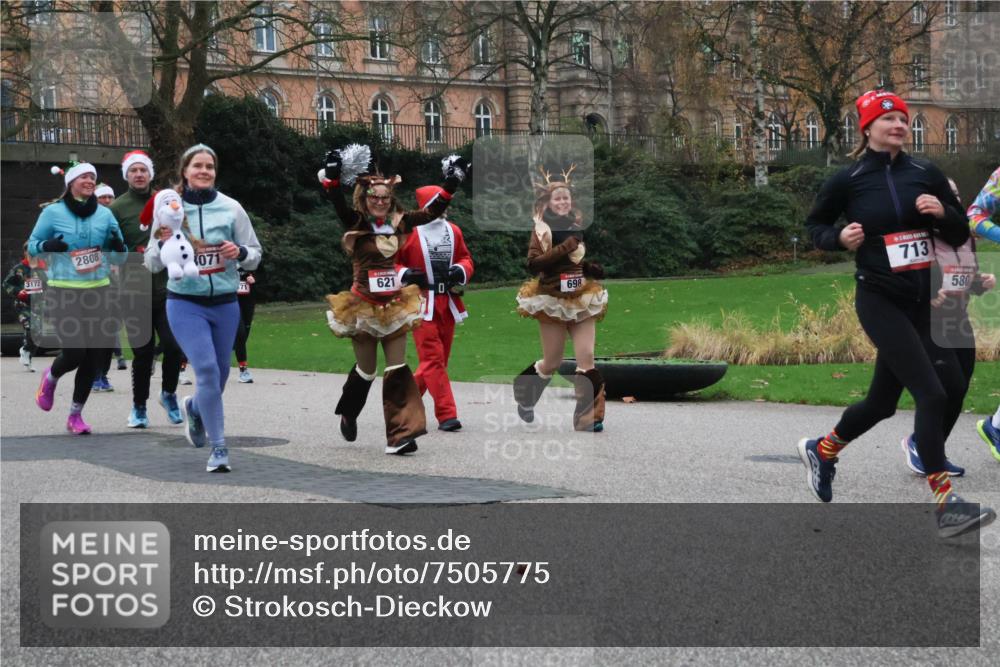 08.12.2024 - St. Pauli X-Mass-Run No. 14 Strokosch-Dieckow http://msf.ph/oto/7505775 08.12.2024 09:41:04 Laufen 3172, 2808, 071, 71, 621, 698, 713, 580 meine-sportfotos.de