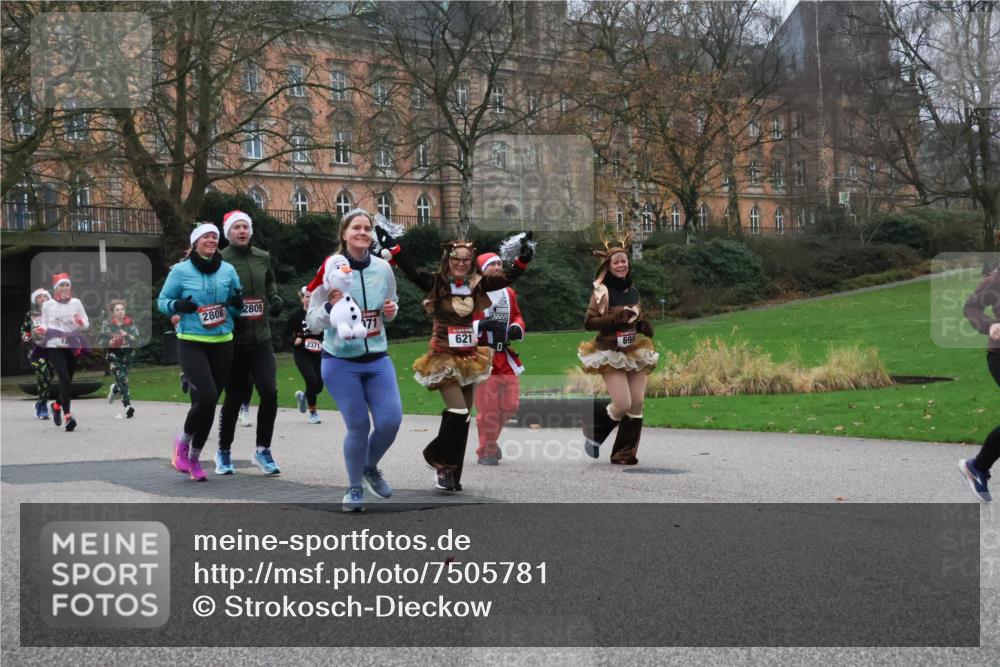 08.12.2024 - St. Pauli X-Mass-Run No. 14 Strokosch-Dieckow http://msf.ph/oto/7505781 08.12.2024 09:41:05 Laufen 2808, 2809, 2371, 71, 621, 0, 698 meine-sportfotos.de
