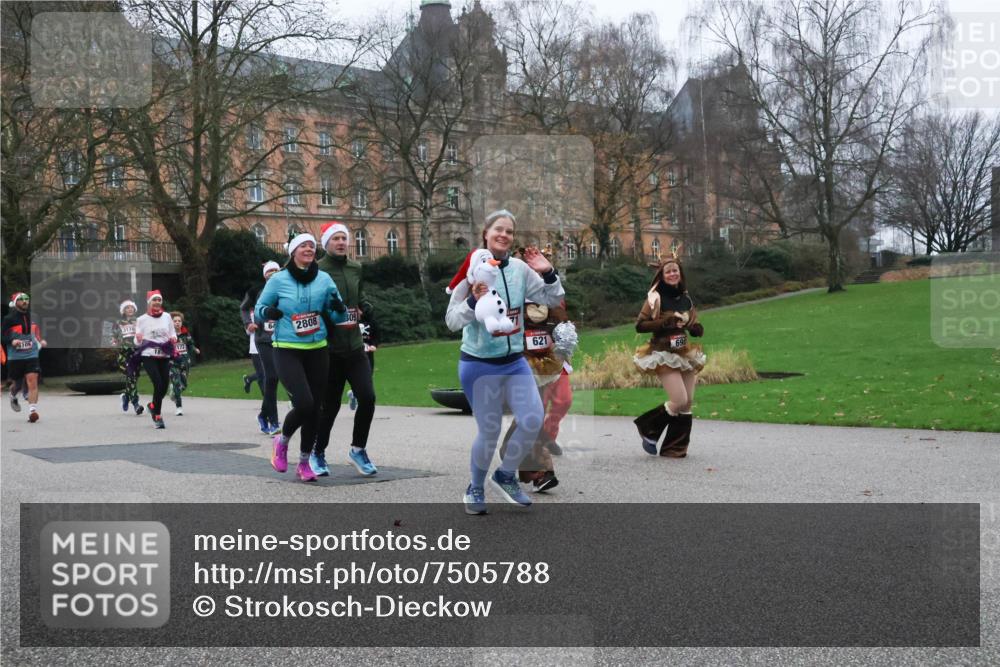 08.12.2024 - St. Pauli X-Mass-Run No. 14 Strokosch-Dieckow http://msf.ph/oto/7505788 08.12.2024 09:41:06 Laufen 3170, 109, 2808, 309, 621 meine-sportfotos.de