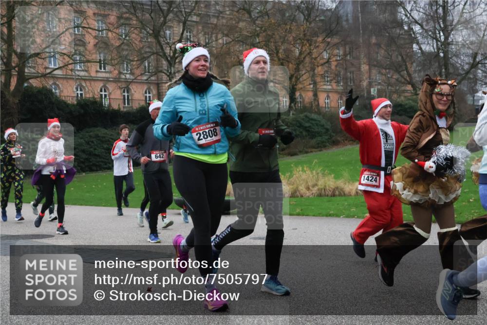 08.12.2024 - St. Pauli X-Mass-Run No. 14 Strokosch-Dieckow http://msf.ph/oto/7505797 08.12.2024 09:41:07 Laufen 642, 2808, 1424 meine-sportfotos.de