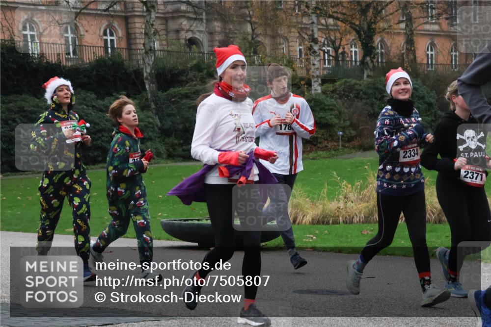 08.12.2024 - St. Pauli X-Mass-Run No. 14 Strokosch-Dieckow http://msf.ph/oto/7505807 08.12.2024 09:41:08 Laufen 178, 2334, 2371 meine-sportfotos.de