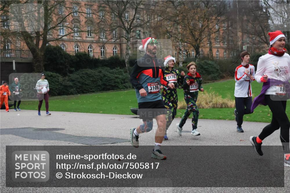 08.12.2024 - St. Pauli X-Mass-Run No. 14 Strokosch-Dieckow http://msf.ph/oto/7505817 08.12.2024 09:41:09 Laufen 3109, 3170, 3172, 18 meine-sportfotos.de